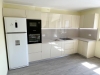 Bucătărie din MDF vopsit lucios cu blat din quartz – 5250 mm, feronerie Blum