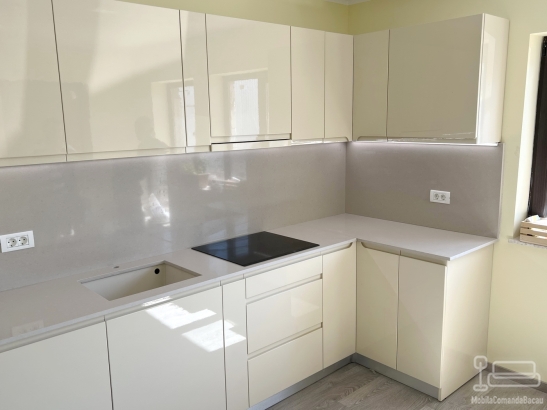 Bucătărie din MDF vopsit lucios cu blat din quartz – 5250 mm, feronerie Blum