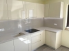Bucătărie din MDF vopsit lucios cu blat din quartz – 5250 mm, feronerie Blum