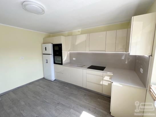 Bucătărie din MDF vopsit lucios cu blat din quartz – 5250 mm, feronerie Blum