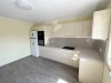 Bucătărie din MDF vopsit lucios cu blat din quartz – 5250 mm, feronerie Blum