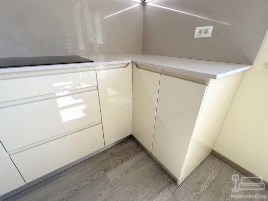 Bucătărie din MDF vopsit lucios cu blat din quartz – 5250 mm, feronerie Blum