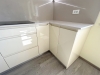 Bucătărie din MDF vopsit lucios cu blat din quartz – 5250 mm, feronerie Blum