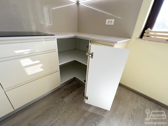 Bucătărie din MDF vopsit lucios cu blat din quartz – 5250 mm, feronerie Blum