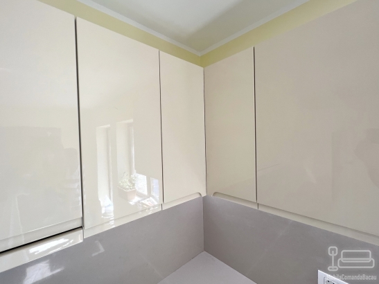Bucătărie din MDF vopsit lucios cu blat din quartz – 5250 mm, feronerie Blum