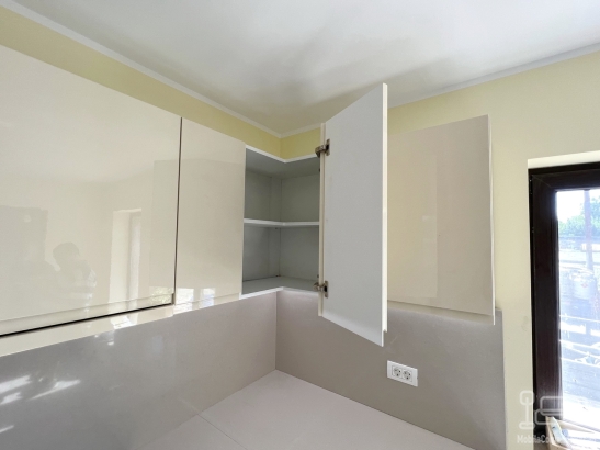 Bucătărie din MDF vopsit lucios cu blat din quartz – 5250 mm, feronerie Blum