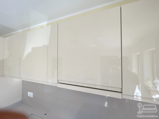 Bucătărie din MDF vopsit lucios cu blat din quartz – 5250 mm, feronerie Blum