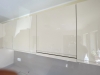 Bucătărie din MDF vopsit lucios cu blat din quartz – 5250 mm, feronerie Blum