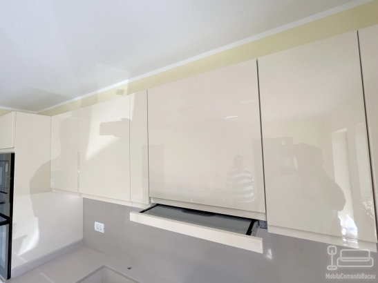 Bucătărie din MDF vopsit lucios cu blat din quartz – 5250 mm, feronerie Blum