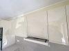 Bucătărie din MDF vopsit lucios cu blat din quartz – 5250 mm, feronerie Blum