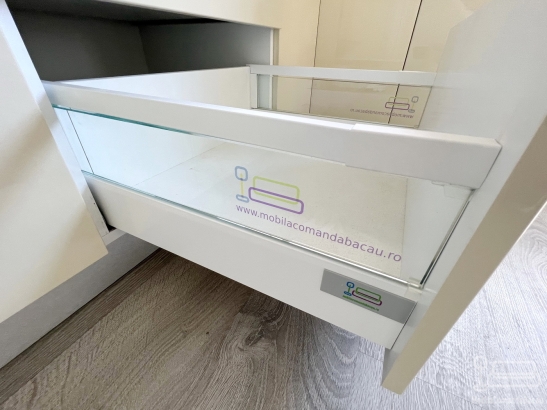 Bucătărie din MDF vopsit lucios cu blat din quartz – 5250 mm, feronerie Blum