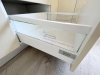 Bucătărie din MDF vopsit lucios cu blat din quartz – 5250 mm, feronerie Blum