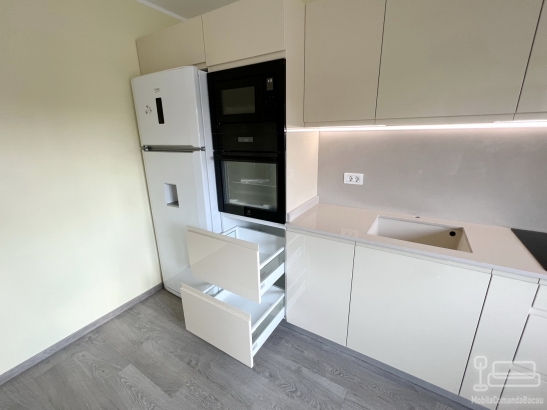 Bucătărie din MDF vopsit lucios cu blat din quartz – 5250 mm, feronerie Blum