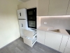 Bucătărie din MDF vopsit lucios cu blat din quartz – 5250 mm, feronerie Blum