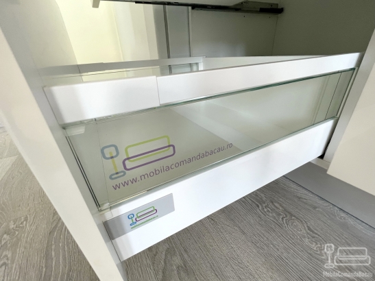 Bucătărie din MDF vopsit lucios cu blat din quartz – 5250 mm, feronerie Blum