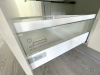 Bucătărie din MDF vopsit lucios cu blat din quartz – 5250 mm, feronerie Blum