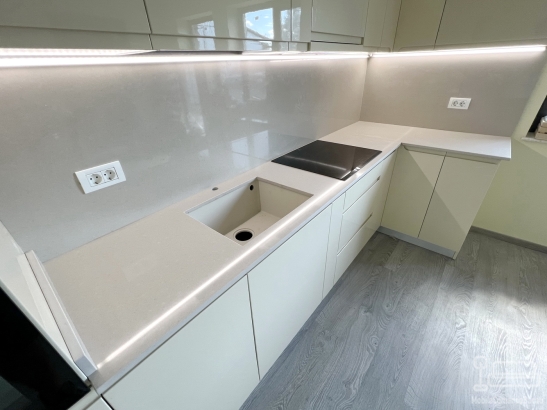 Bucătărie din MDF vopsit lucios cu blat din quartz – 5250 mm, feronerie Blum