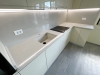 Bucătărie din MDF vopsit lucios cu blat din quartz – 5250 mm, feronerie Blum