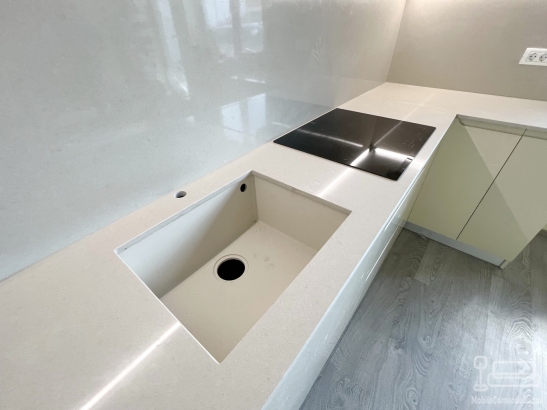 Bucătărie din MDF vopsit lucios cu blat din quartz – 5250 mm, feronerie Blum