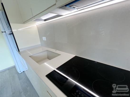 Bucătărie din MDF vopsit lucios cu blat din quartz – 5250 mm, feronerie Blum