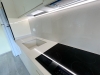 Bucătărie din MDF vopsit lucios cu blat din quartz – 5250 mm, feronerie Blum
