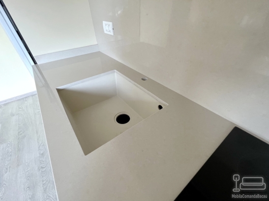 Bucătărie din MDF vopsit lucios cu blat din quartz – 5250 mm, feronerie Blum