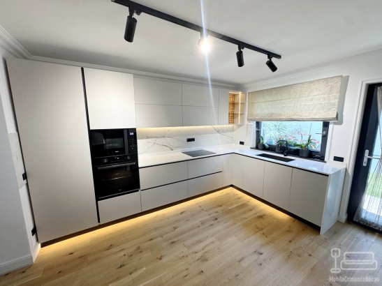 Bucătărie pe colț din MDF vopsit în câmp electrostatic, cu blat din Quartz