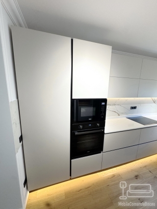 Bucătărie pe colț din MDF vopsit în câmp electrostatic, cu blat din Quartz