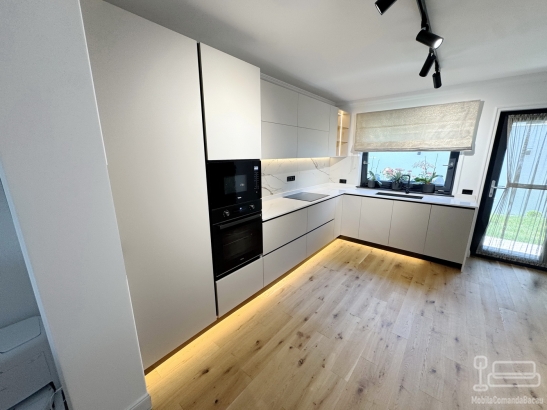 Bucătărie pe colț din MDF vopsit în câmp electrostatic, cu blat din Quartz
