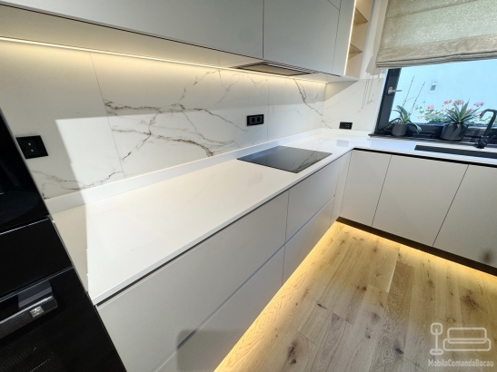 Bucătărie pe colț din MDF vopsit în câmp electrostatic, cu blat din Quartz