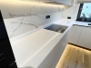 Bucătărie pe colț din MDF vopsit în câmp electrostatic, cu blat din Quartz