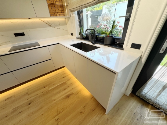 Bucătărie pe colț din MDF vopsit în câmp electrostatic, cu blat din Quartz