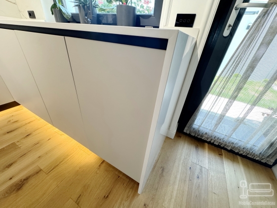 Bucătărie pe colț din MDF vopsit în câmp electrostatic, cu blat din Quartz