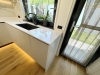Bucătărie pe colț din MDF vopsit în câmp electrostatic, cu blat din Quartz