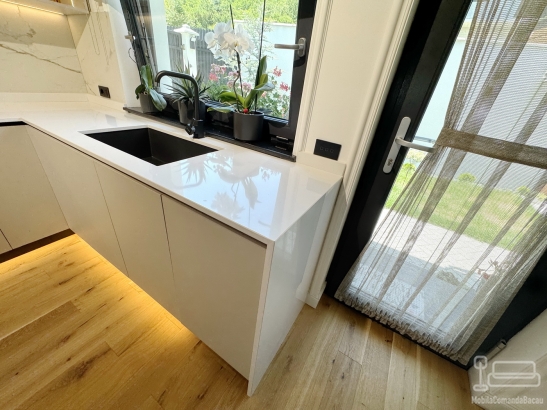 Bucătărie pe colț din MDF vopsit în câmp electrostatic, cu blat din Quartz