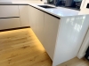 Bucătărie pe colț din MDF vopsit în câmp electrostatic, cu blat din Quartz