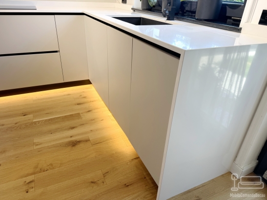 Bucătărie pe colț din MDF vopsit în câmp electrostatic, cu blat din Quartz