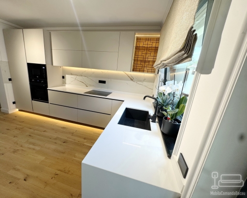 Bucătărie pe colț din MDF vopsit în câmp electrostatic, cu blat din Quartz