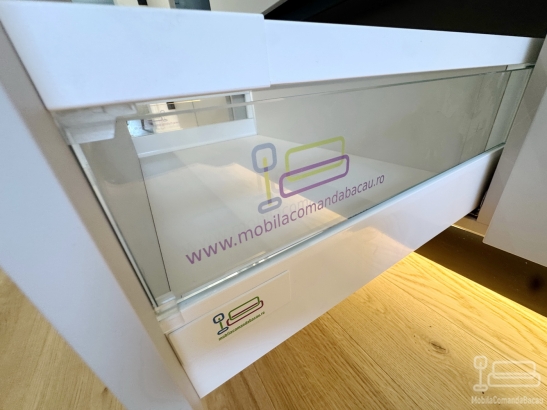 Bucătărie pe colț din MDF vopsit în câmp electrostatic, cu blat din Quartz