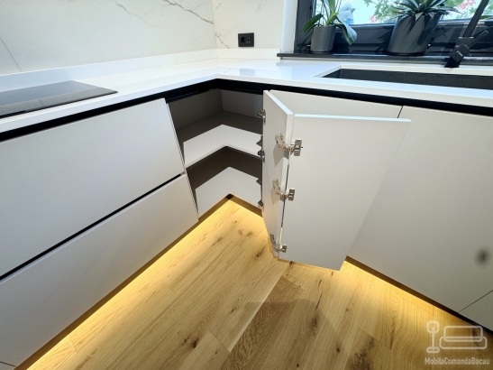 Bucătărie pe colț din MDF vopsit în câmp electrostatic, cu blat din Quartz