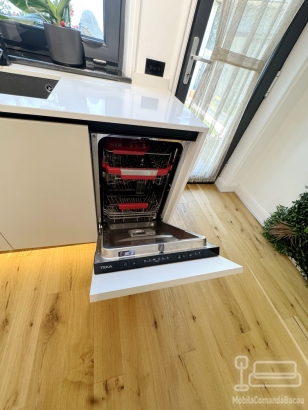 Bucătărie pe colț din MDF vopsit în câmp electrostatic, cu blat din Quartz