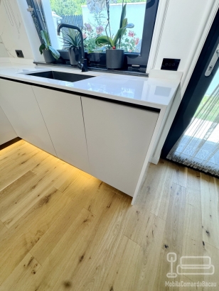 Bucătărie pe colț din MDF vopsit în câmp electrostatic, cu blat din Quartz