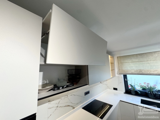 Bucătărie pe colț din MDF vopsit în câmp electrostatic, cu blat din Quartz