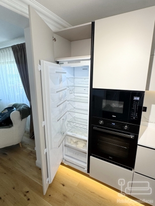 Bucătărie pe colț din MDF vopsit în câmp electrostatic, cu blat din Quartz