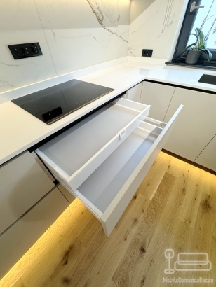 Bucătărie pe colț din MDF vopsit în câmp electrostatic, cu blat din Quartz
