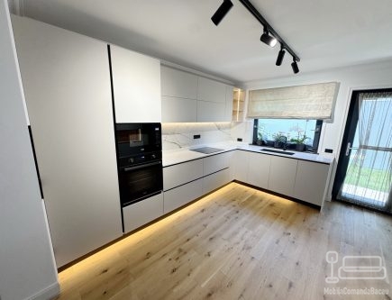 Bucătărie pe colț din MDF vopsit în câmp electrostatic, cu blat din Quartz