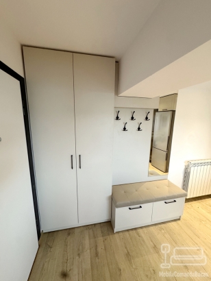 Mobilier de hol la comandă cu șezut tapițat și feronerie Blum – Bacău