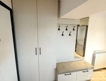 Mobilier de hol la comandă cu șezut tapițat și feronerie Blum – Bacău
