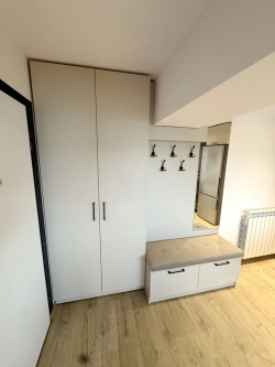 Mobilier de hol la comandă cu șezut tapițat și feronerie Blum – Bacău