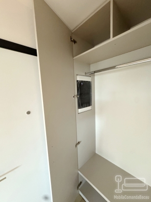 Mobilier de hol la comandă cu șezut tapițat și feronerie Blum – Bacău